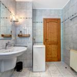 Badezimmer mit Dusche und Waschbecken