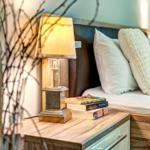 Schlafzimmer mit großen Doppelbett