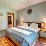 Schlafzimmer mit großen Doppelbett