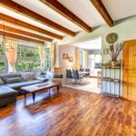 Wohnbereich mit Heller Fensterfront