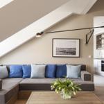 Ein Wohnbereich mit Sofa und Küchenbereich im Hintergrund.