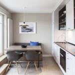 Küche mit Essbereich, Fenster und moderner Einbauküche.