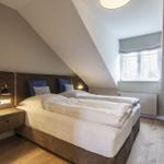 Doppelbett unter Dachschrägen mit Fenster und Nachttisch