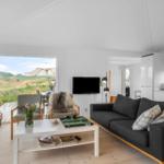 Wohnzimmer mit Sofa, Couchtisch und Blick auf Terrasse