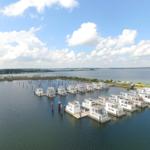 Wohnboot im Hafen mit Blick auf Wasser und Himmel