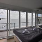 Schlafzimmer mit Blick auf Wasser und Schwäne.