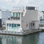 Moderne Bootswohnung mit Terrasse und Blick auf Wasser.