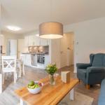 Wohn- und Essbereich mit Küche und Fernseher