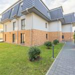 Moderne Villa mit Garten und gepflastertem Weg