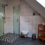 großes Badezimmer mit  Dusche