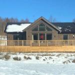 Holzhütte mit Terrasse und Schnee im Winter