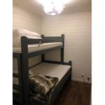 Zimmer mit Doppelstockbett und Holzboden