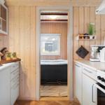 Küche mit Blick auf Schlafzimmer mit Bett und Fenster.