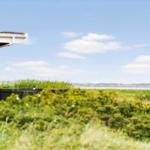 Zwei Häuser mit Blick auf Wasser und Horizont