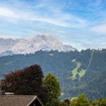 Blick auf Berge, Wälder und einen Kirchturm