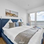 Schlafzimmer mit Blick aufs Meer und Balkon.