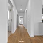 Flur mit Holzboden, Küche mit Waschmaschine und Mikrowelle