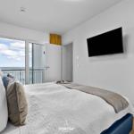Schlafzimmer mit Blick aufs Meer und TV-Wandmontage.