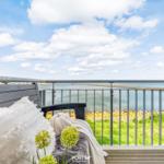 Terrasse mit Blick auf Hafen und Meer