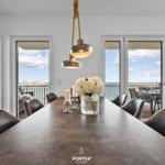 Essbereich mit Blick auf das Meer und Balkon