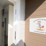 Eingangstür mit Schild Ferienwohnung Wilbur Am Albatrosplatz 12b