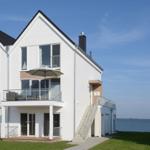 Wohnhaus mit Balkon und Terrasse am Wasser