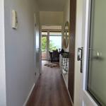 Flur mit Holzboden, Blick auf Essbereich und Balkon mit Meerblick.