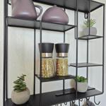 Wandregal mit Kräutertöpfen, Pflanzen und Haken für Jacken.