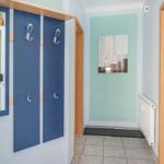 Flur mit Garderobe, Wandbild und Heizkörper