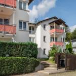 Wohnhaus mit Balkonen und grüner Umgebung