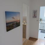 Haus mit Küchenbereich und Wandbild an der Wand