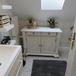 Badezimmer mit Waschbecken, Schrank und Dachfenster