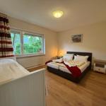 Doppelbett und Einzelbett; Nachttisch und Tischleuchte, Kleiderschrank