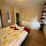 Doppelbett und Einzelbett; Nachttisch und Tischlampe, Kleiderschrank