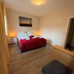 Doppelbett mit Nachttischen und Tischleuchten