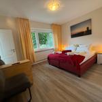 Schlafzimmer mit Dopppelbett, Nachttisch und Tischleuchte