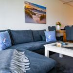 Wohnzimmer mit Sofa, Couchtisch und Wandbild