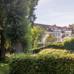 Wohnhaus mit Balkonen und grüner Umgebung