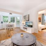 Wohnzimmer mit Essbereich und Blick auf Schlafzimmer.