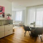 Wohn- und Essbereich mit Esstisch, Sofa und Wandbild