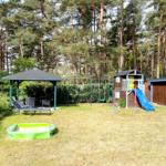 Hinterhof mit Spielplatz, Sandkasten und Sonnenschutz