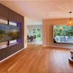 Wohnzimmer mit TV, Sofa und Blick auf Garten