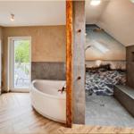 Bad mit freistehender Badewanne und Dusche mit Strandmotivwand