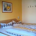 Schlafzimmer mit Bett, Wandbild und Haken