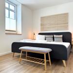 Schlafzimmer mit Bett, Nachttisch und Fenster