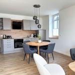 Küche mit Esstisch, Wohnbereich und Sofa