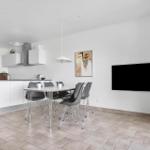 Küche mit Essbereich und Fernseher an der Wand