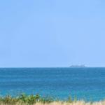 Ein großes Schiff ist auf dem offenen Meer zu sehen.