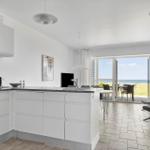 Moderne Küche mit Blick auf den Strand und Terrasse.