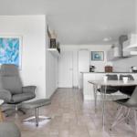 Wohn- und Essbereich mit modernem Stuhl und Esstisch.